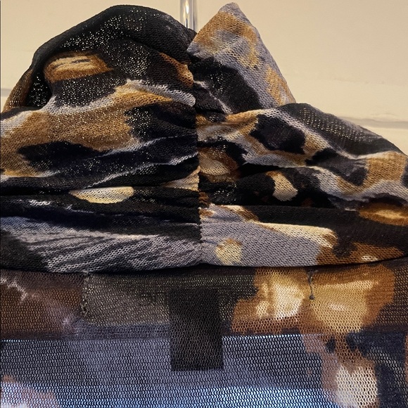 Karen Kane Blouse fits from small to large - Picture 5 of 6